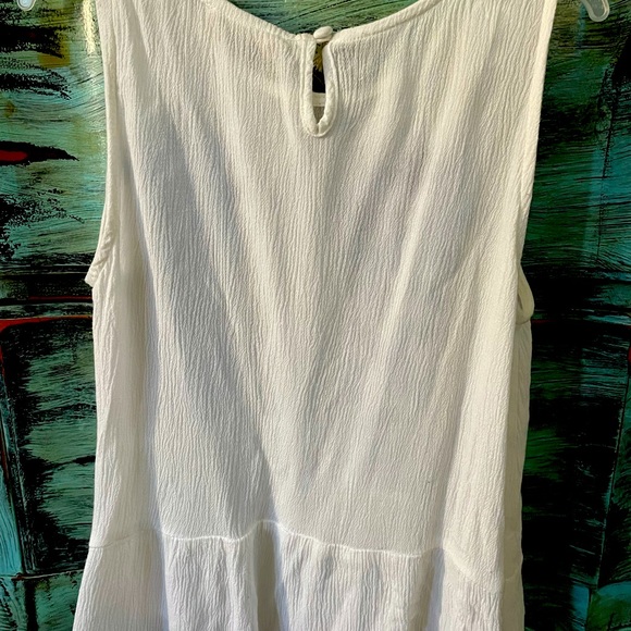 Lightweight top with an embroidered design featuring intricate floral patterns. - Picture 3 of 4